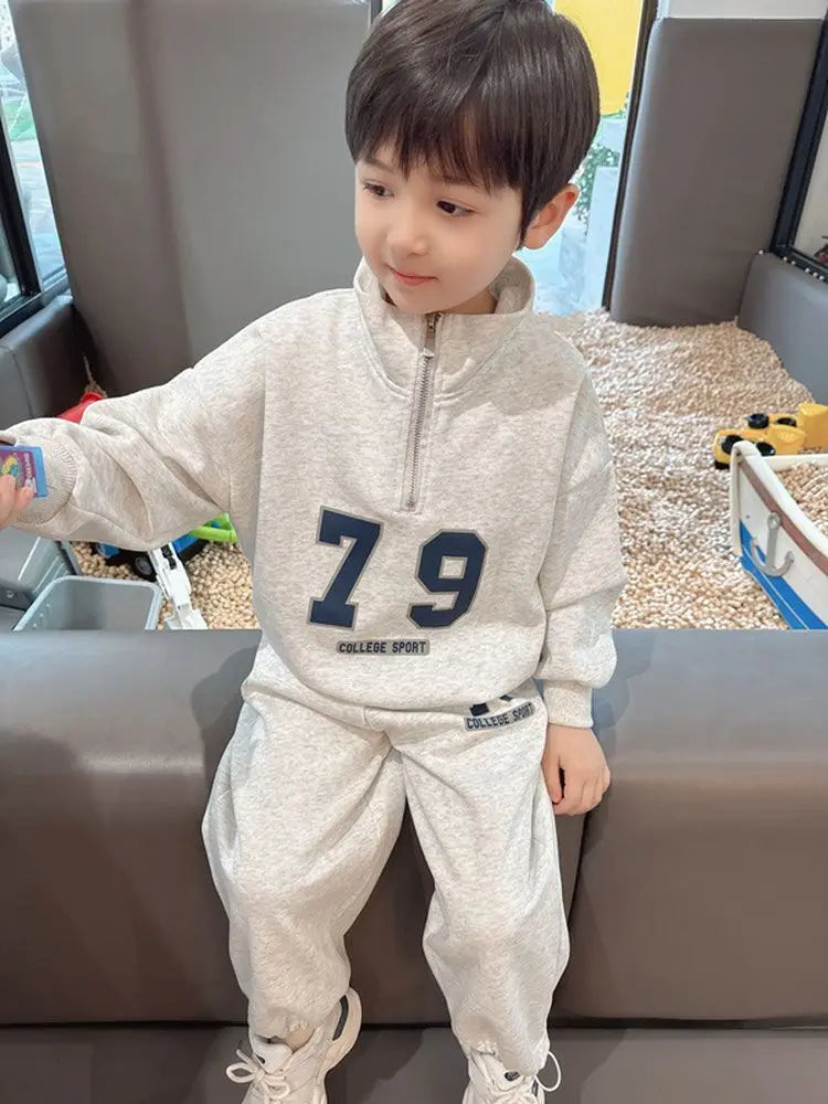1-5 Years Boys' White and Grey Stand Collar Letter-Print Loose Casual Cotton Sports Suit, Spring and Autumn Children's Fashion, Top + Pants Set (2pcs)