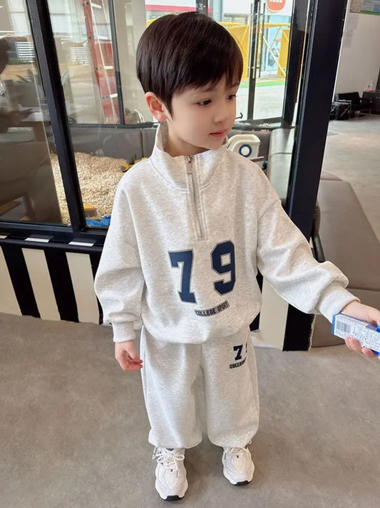 1-5 Years Boys' White and Grey Stand Collar Letter-Print Loose Casual Cotton Sports Suit, Spring and Autumn Children's Fashion, Top + Pants Set (2pcs)