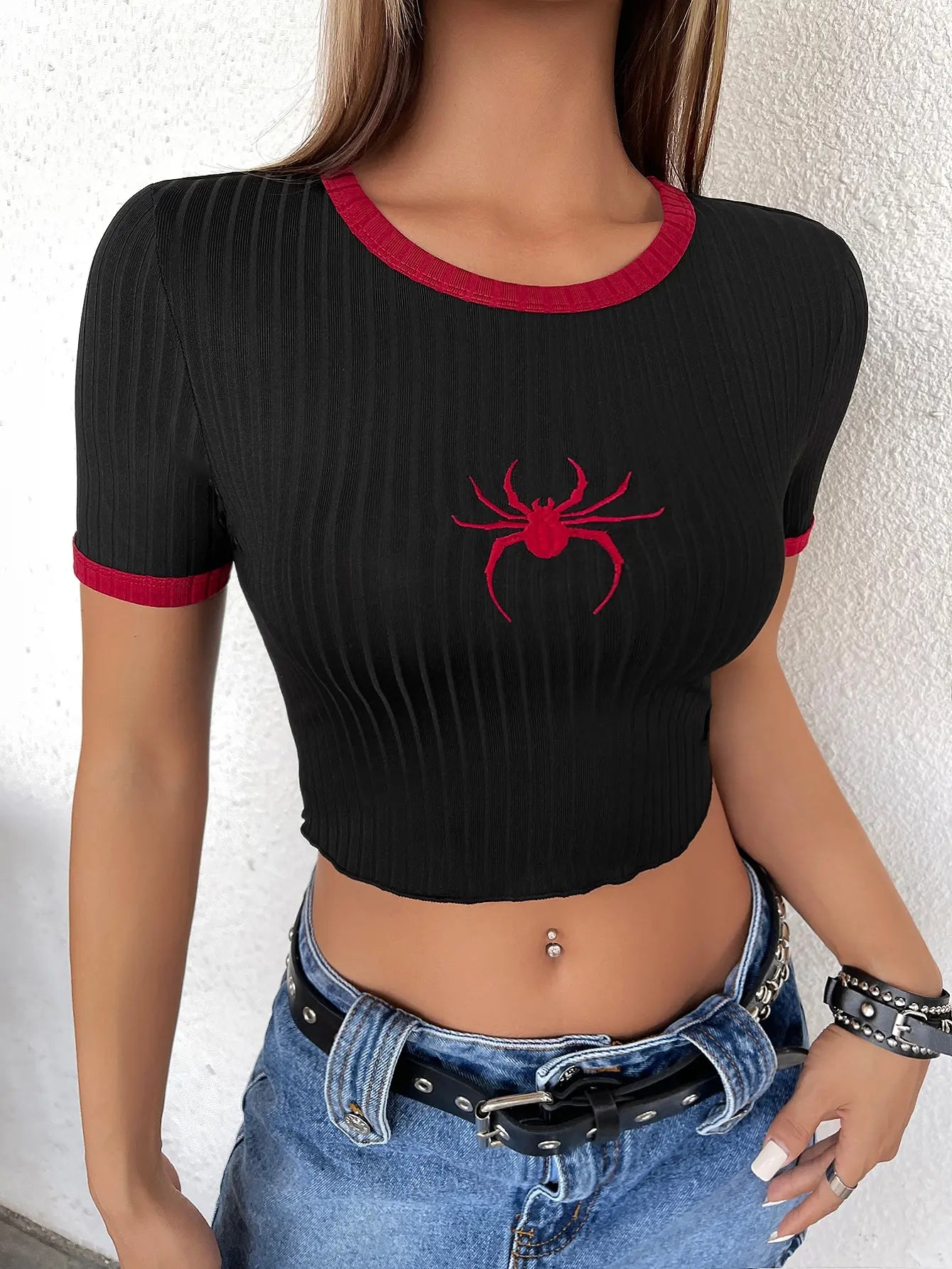 Women's Hip-Hop Sports Style Spider Embroidered Cropped T-Shirt – Slim Fit Colorblock Pullover Bullet points