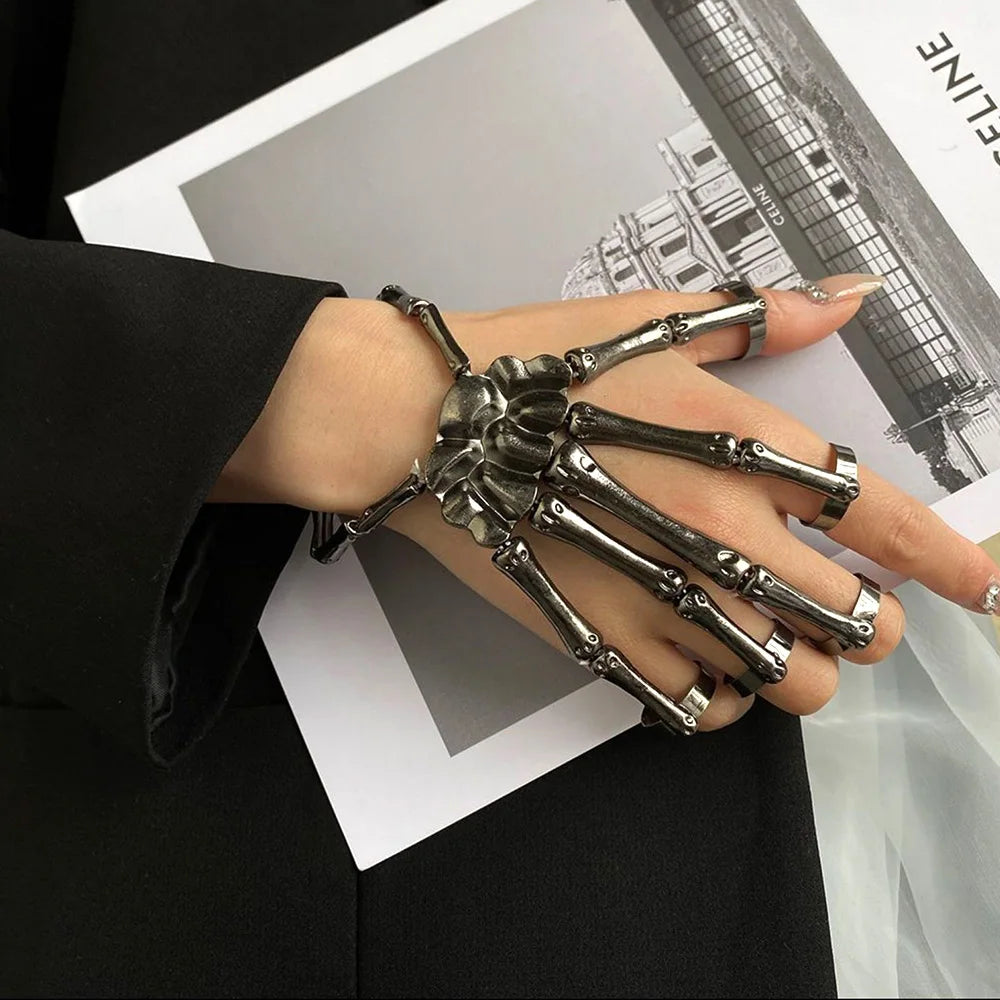 Gothic Skeleton Hand Bracelet with Adjustable Finger Rings, Zinc Alloy Bone Hand Jewellery for Halloween Costumes and Punk Outfits