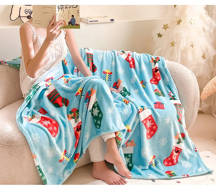 Soft Christmas Print Coral Fleece Throw Blanket, Plush Polyester Sofa and Bed Cover for Cozy Winter Lounging and Holiday Home Decor