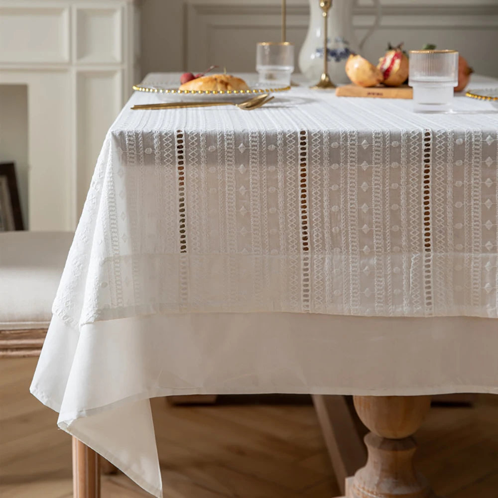 Holiday Plaid Tablecloth with Ruffle Trim – Christmas Dining & Party Table Cover