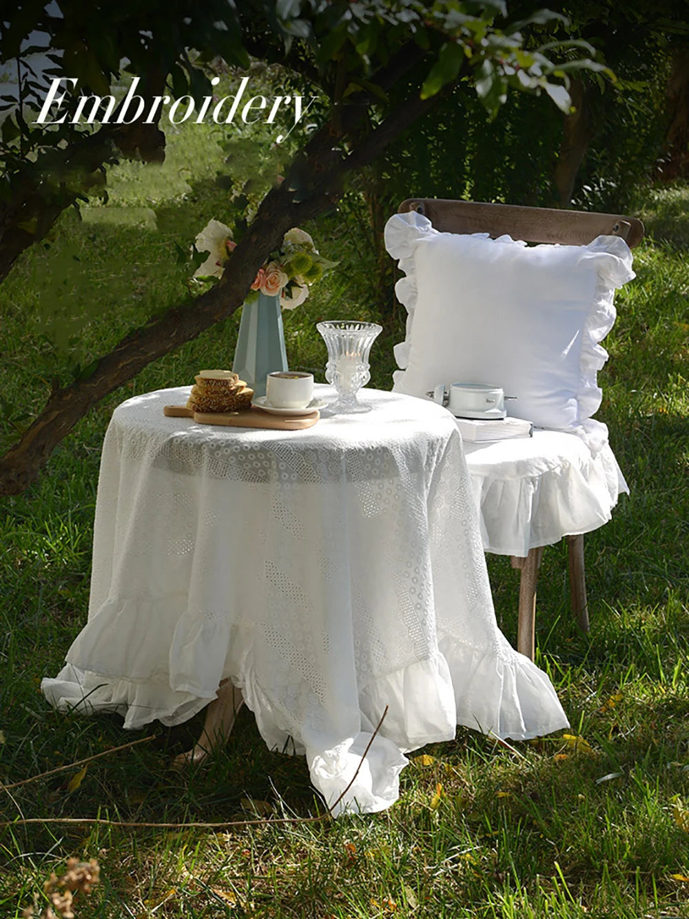Holiday Plaid Tablecloth with Ruffle Trim – Christmas Dining & Party Table Cover