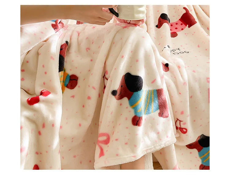 Soft Christmas Print Coral Fleece Throw Blanket, Plush Polyester Sofa and Bed Cover for Cozy Winter Lounging and Holiday Home Decor