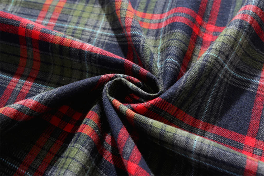 Holiday Plaid Tablecloth with Ruffle Trim – Christmas Dining & Party Table Cover
