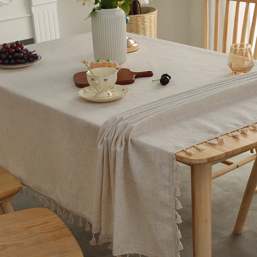 Holiday Plaid Tablecloth with Ruffle Trim – Christmas Dining & Party Table Cover