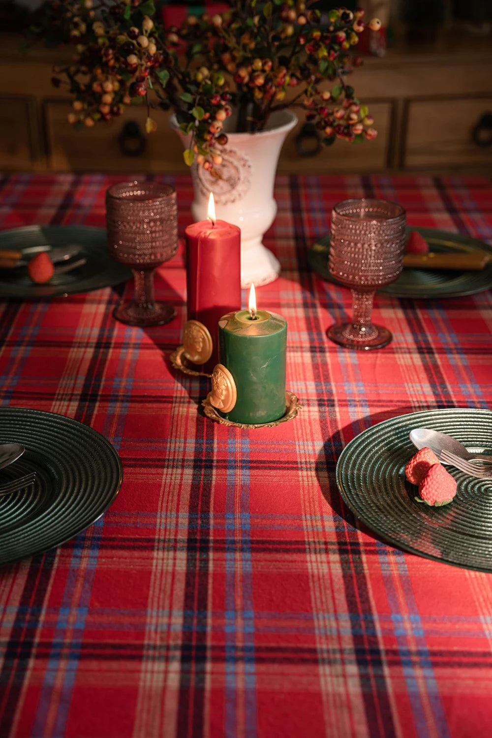 Holiday Plaid Tablecloth with Ruffle Trim – Christmas Dining & Party Table Cover