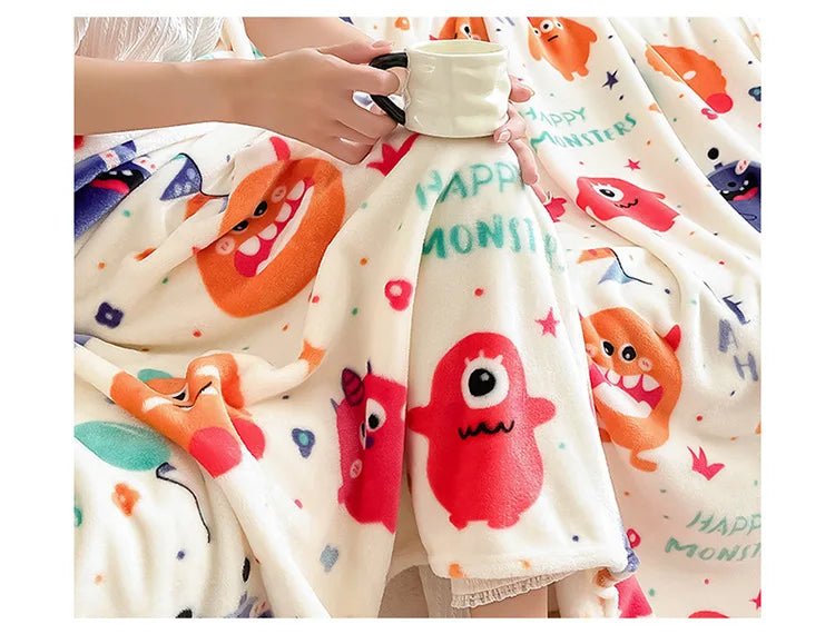 Soft Christmas Print Coral Fleece Throw Blanket, Plush Polyester Sofa and Bed Cover for Cozy Winter Lounging and Holiday Home Decor