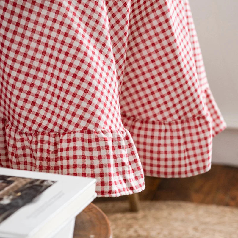 Holiday Plaid Tablecloth with Ruffle Trim – Christmas Dining & Party Table Cover
